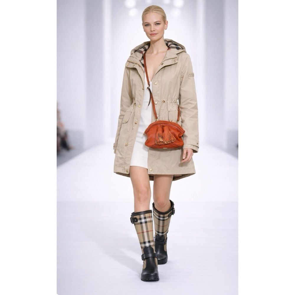 Authentic BURBERRY PRORSUM
Tassel Calf Crescent leather Crossbody Bag in Orange